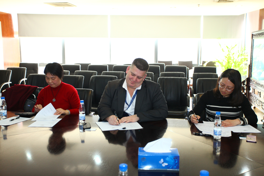 以“感恩”為主題的英語交流會圓滿結(jié)束